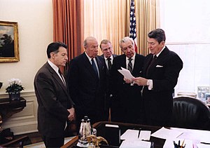 300px-Reagan_meets_with_aides_on_Iran-Contra